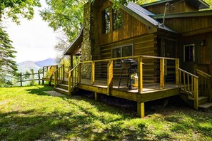 Inviting Rustic Cabin with Panoramic Mountain Views
