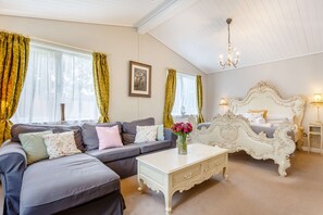 Romeo Lodge Open Plan Bedroom / Living Area