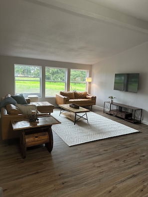 Spacious living room 