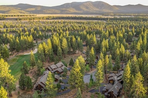 The Cottages at Old Greenwood are tucked into a quiet cul-de-sac, adjacent the 18th fairway at Old Greenwood, backdropped by Northstar.
