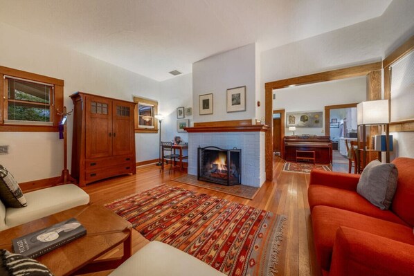 Living room with comfortable seating and fireplace (nonfunctional)