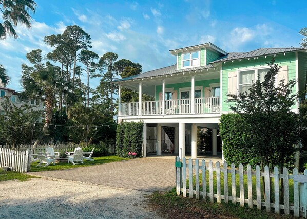Welcome to FlaminGO Tybee Cottage, a charming coastal retreat on Tybee Island!