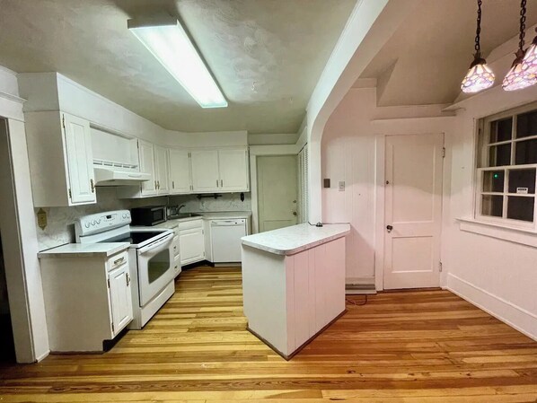 Full size kitchen 