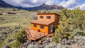 Ideally situated between the historic town of Cody, WY and Yellowstone National Park.