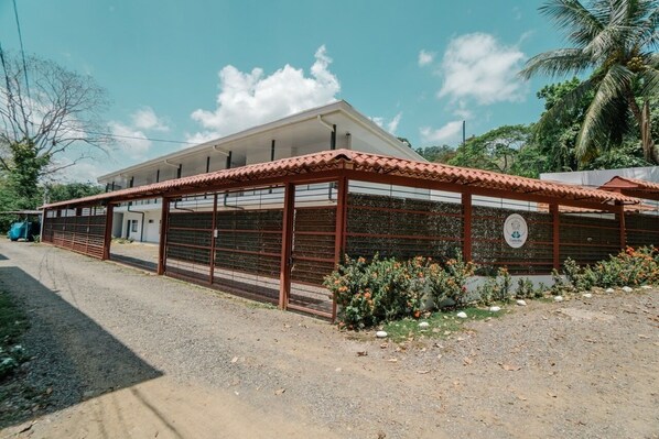Vista frontal de la propiedad
