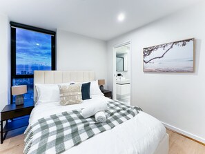 master bedroom queen size bed