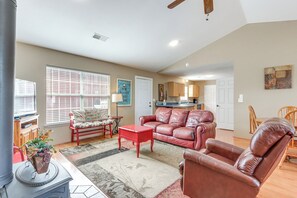 Living Room | Smart TV | Free WiFi | Central A/C & Heating