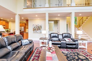 Living Room | Free WiFi | Central Heating & A/C | Smart TV | Main Level