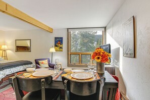 Dining Area | Dishes & Flatware Provided