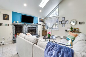 Living Room | 1st Floor | Smart TV | Free WiFi | Wood-Burning Fireplace