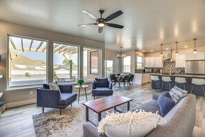 Living Room | Smart TV | Gas Fireplace