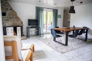 Wohn & Esszimmer mit Zugang zur überdachten Terrasse