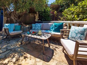 Tabelle, Möbel, Couch, Azurblau, Baum, Gartenmöbel, Pflanze, Interior Design, Schatten, Tisch Im Freien