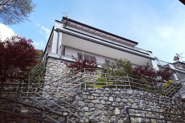 Außenseite Ferienhaus [Sommer]