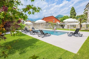 Ca. 5 m x 10 m großer Pool