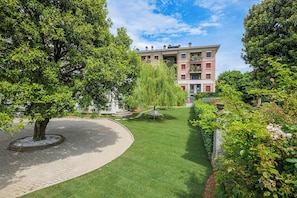 Ca. 3.000 m² großes abgeschlossenes Gemeinschaftsgrundstück mit Grillmöglichkeit und Pool