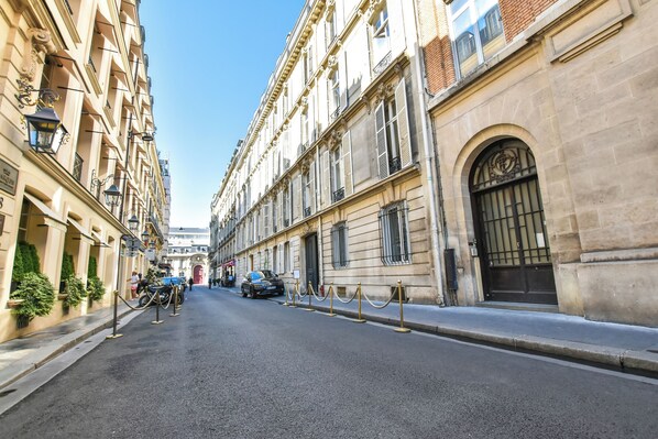 Vista frontal de la propiedad