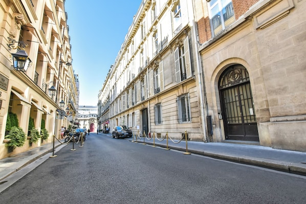 Vista frontal de la propiedad