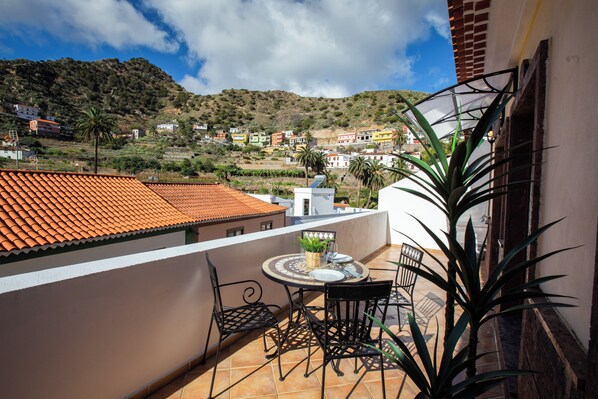 Casa Luisa bright penthouse with elevator in the town of Vallehermoso, La Gomera