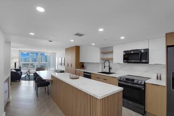 Fully equipped kitchen with seating for 6