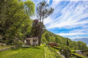 Teilansicht des Hauses mit ca. 800 m² großem Grundstück