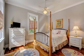 2nd Guest Bedroom w/ Queen Bed