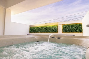 Bain à remous extérieur