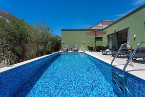 Fully air-conditioned with free WiFi, and is settled on a private, fenced 440 sqm property