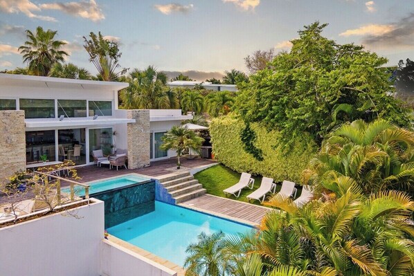 V02a Casa Preciosa  · Villa with 2 Level Pool with Jet Tub (459)