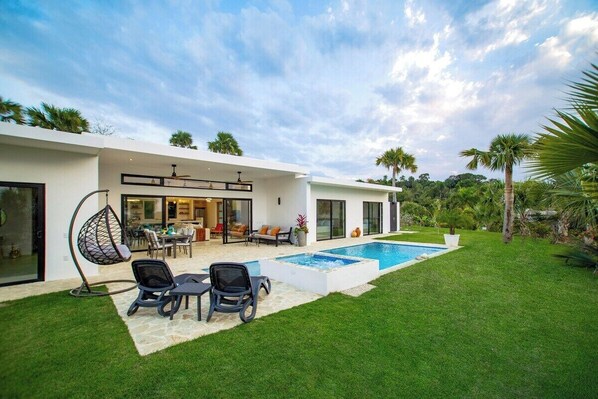 V30b 3 Bedroom (Katrina) · Tropical Bliss: Luxe villa pool & outdoor bathtub (1062)