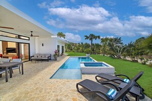 V30b 3 Bedroom (Katrina) · Tropical Bliss: Luxe villa pool & outdoor bathtub (1063)