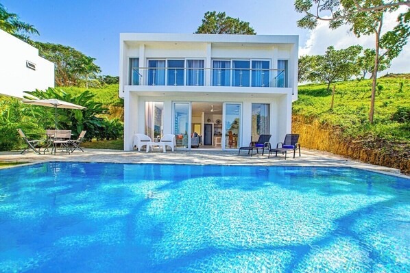 V18b Margarita  · Elegant 2-level villa equipped w/ all essentials (385)