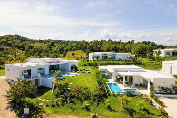 V40b Villa Estrella  Spacious Villa Featuring Pool w/ Beach-Like Design (866)