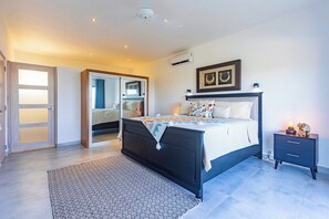 V40b Villa Estrella  Spacious Villa Featuring Pool w/ Beach-Like Design (874)