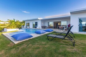 V40b Villa Estrella  Spacious Villa Featuring Pool w/ Beach-Like Design (872)