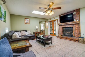 Living Room | Free WiFi | Central A/C & Heat