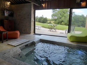 piscine intérieure balnéo-terrasse-campagne du périgord
