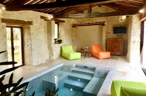Piscine intérieure-balnéo-spa de nage chauffée toute l'année à 35°