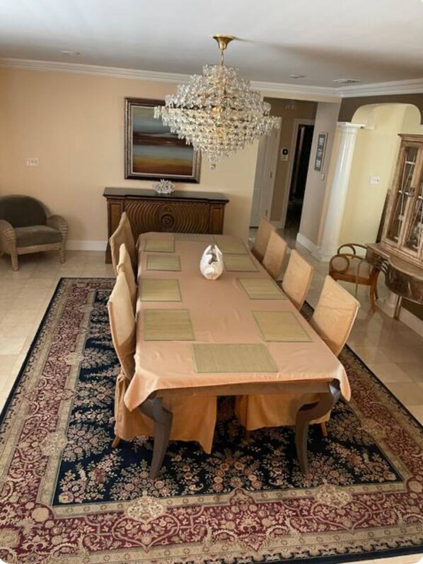 Dinning room table that sits 10