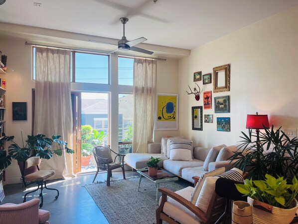 Main living room with balcony overlooking 6th street.