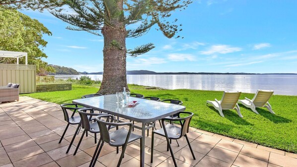 Outdoor dining with beachview