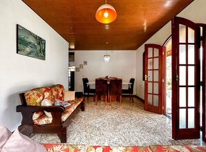 Na sala há um sofá extremamente confortável para você relaxar 