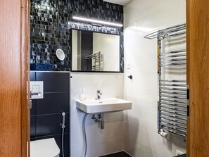 Miroir, Robinet, Évier, Propriété, Luminaire Plomberie, Lavabo, Bâtiment, Salle De Bains, Design Intérieur
