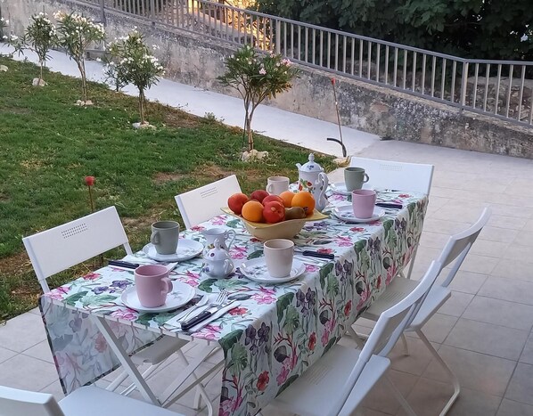 Outdoor dining