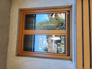 Fenster, Pflanze, Rechteck, Azurblau, Holz, Gebäude, Schatten, Tönungen Und Schatten, Baum
