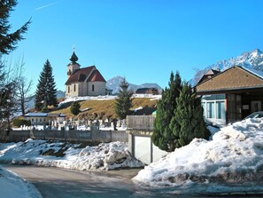 Himmel, Gebäude, Eigentum, Schnee, Fenster, Wasser, Pflanze, Baum, Wolke, Haus