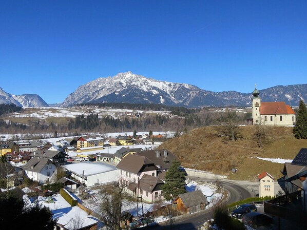 Himmel, Berg, Eigentum, Schnee, Baum, Hochland, Gebäude, Landschaft, Bergforms, Stadt