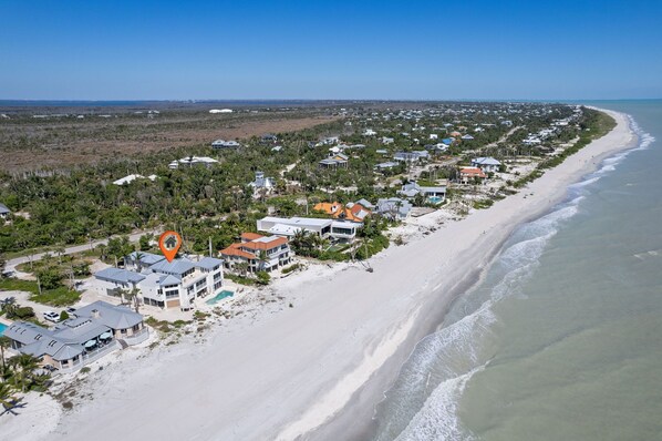 Gorgeous white sandy beaches of Sanibel Island, FL