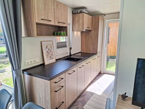 Cabinetry, Propriété, Meubles, Fenêtre, Bois, Appareil De Cuisine, Bâtiment, Cuisine, Véhicule, Design Intérieur