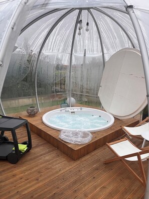 Indoor spa tub